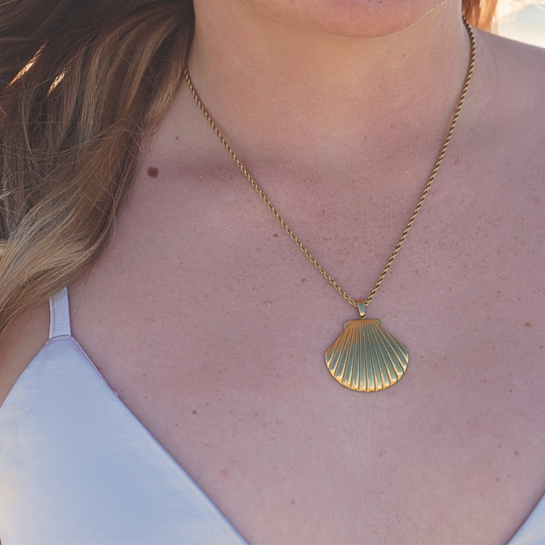 Venus Gold Clamshell Necklace