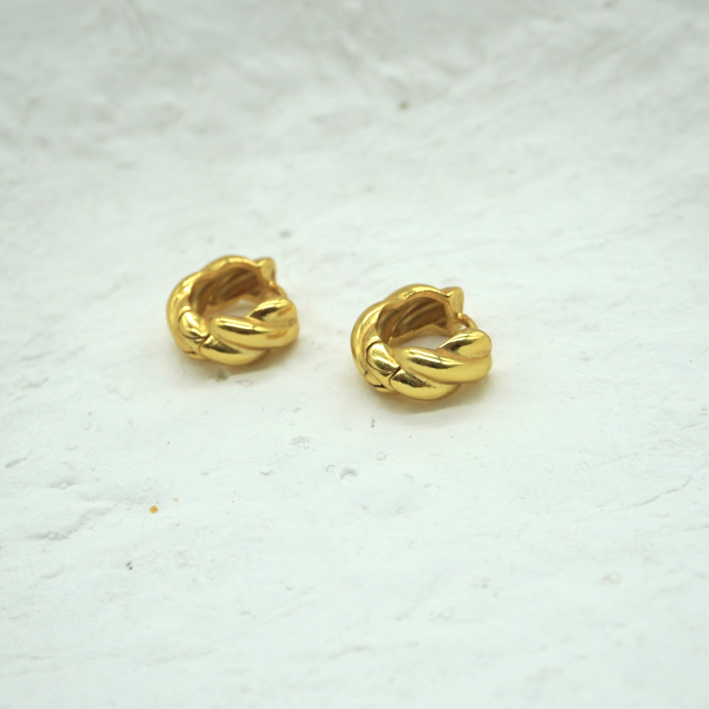 Mira Chunky/Twist Huggie Hoops