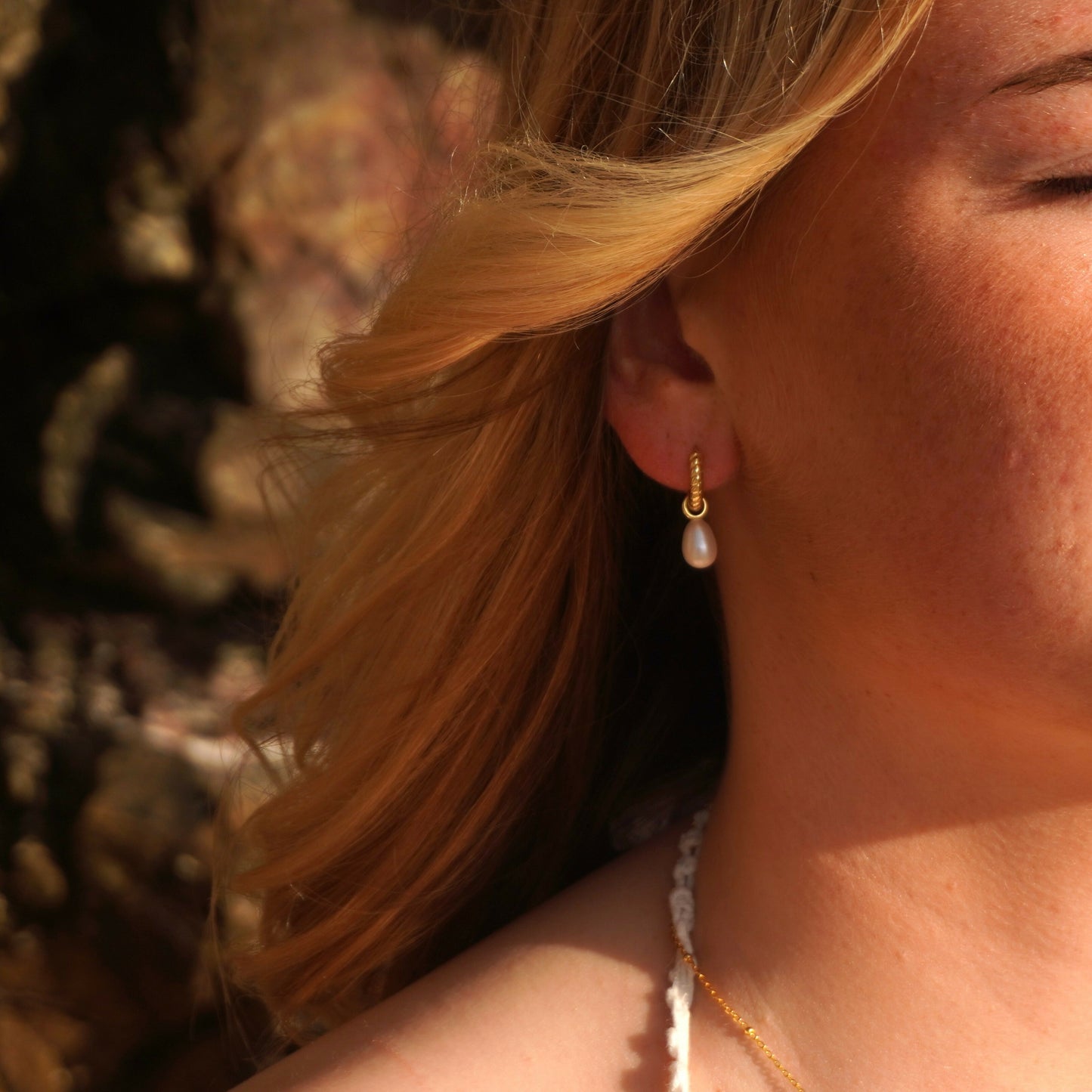 Kailumea Ocean Safe - Waterproof Jewellery tarnish-resistant gold/silver twisted fresh water pearl huggie hoops for beach lovers