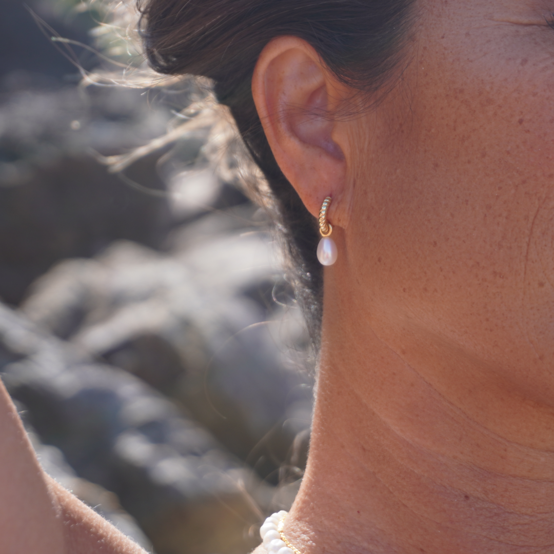 Kailumea Ocean Safe - Waterproof Jewellery tarnish-resistant gold/silver twisted fresh water pearl huggie hoops for beach lovers