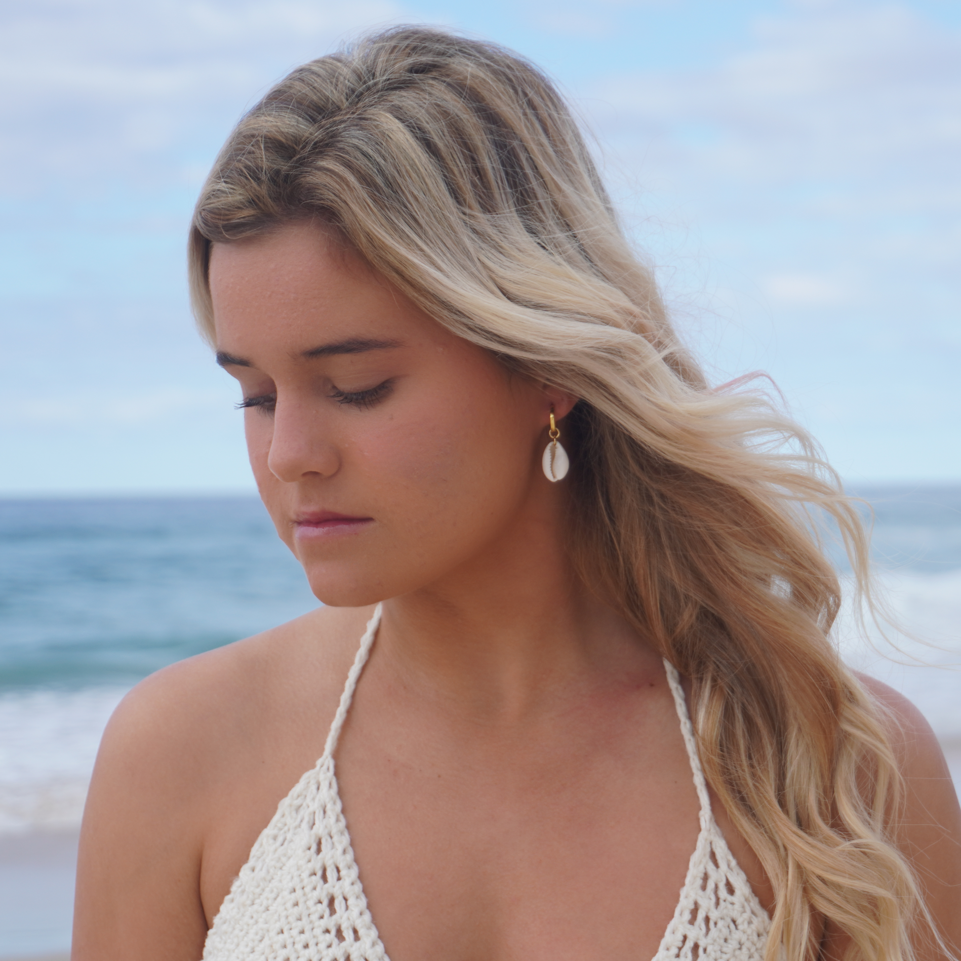 Kailumea Ocean Safe - Waterproof Jewellery tarnish-resistant gold/silver cowrie shell pendant hoops for beach lovers