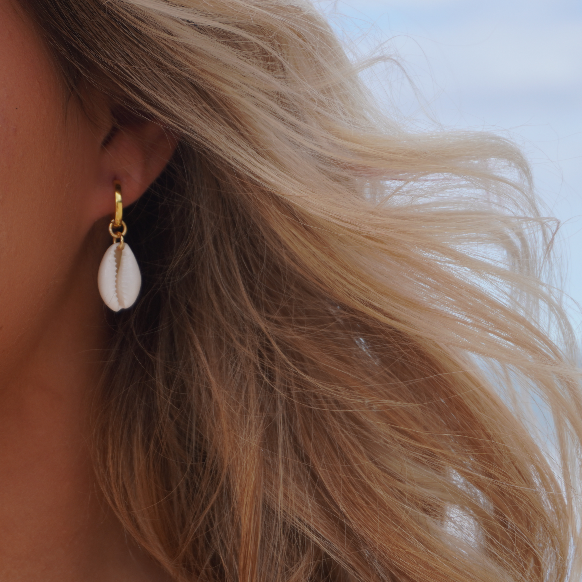 Kailumea Ocean Safe - Waterproof Jewellery tarnish-resistant gold/silver cowrie shell pendant hoops for beach lovers