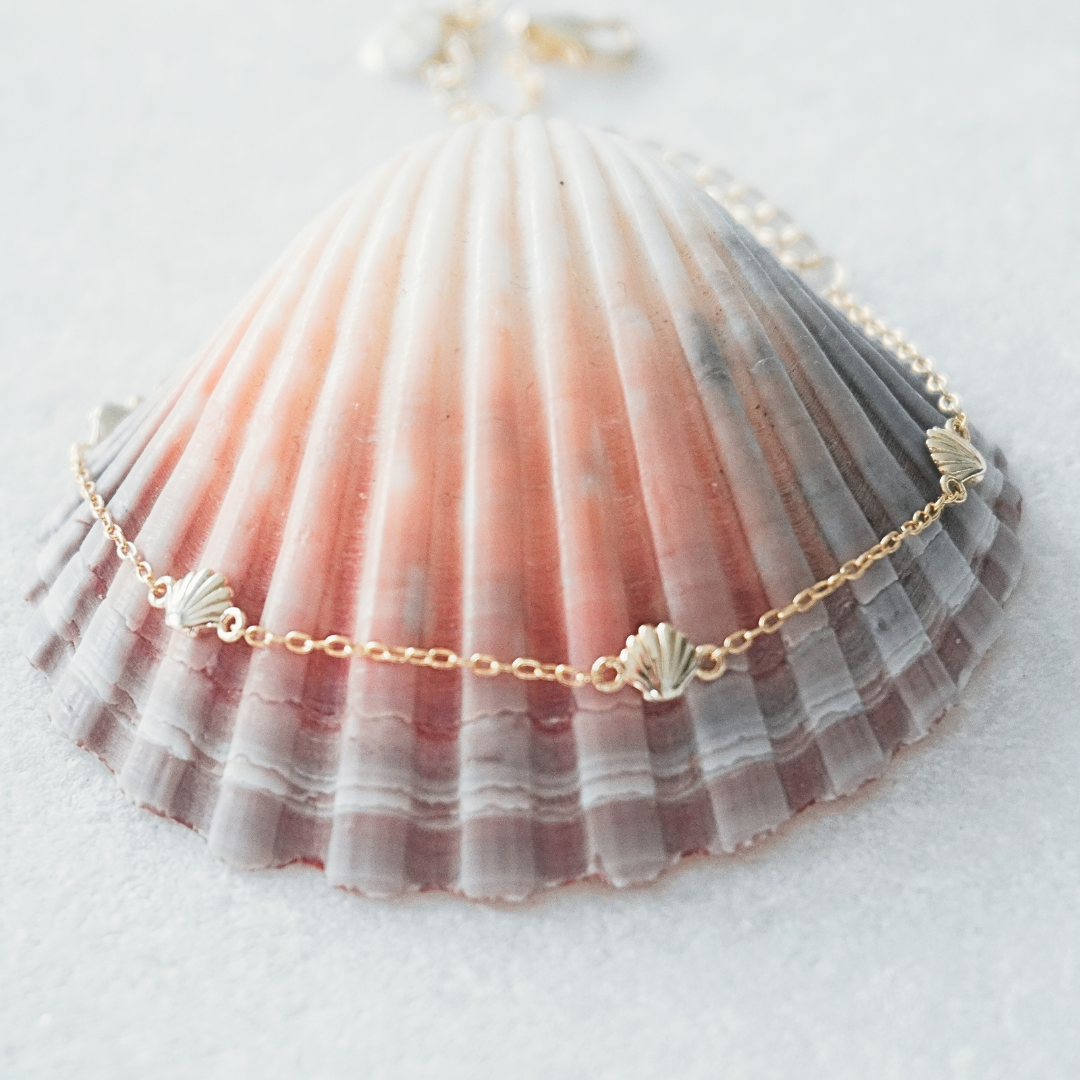 Tia Clamshell Bracelet