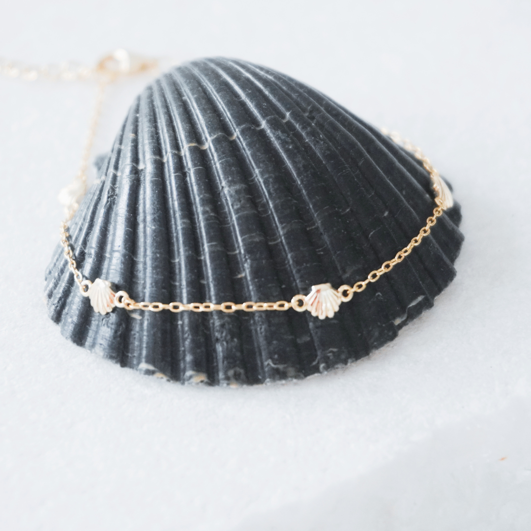 Tia Clamshell Bracelet