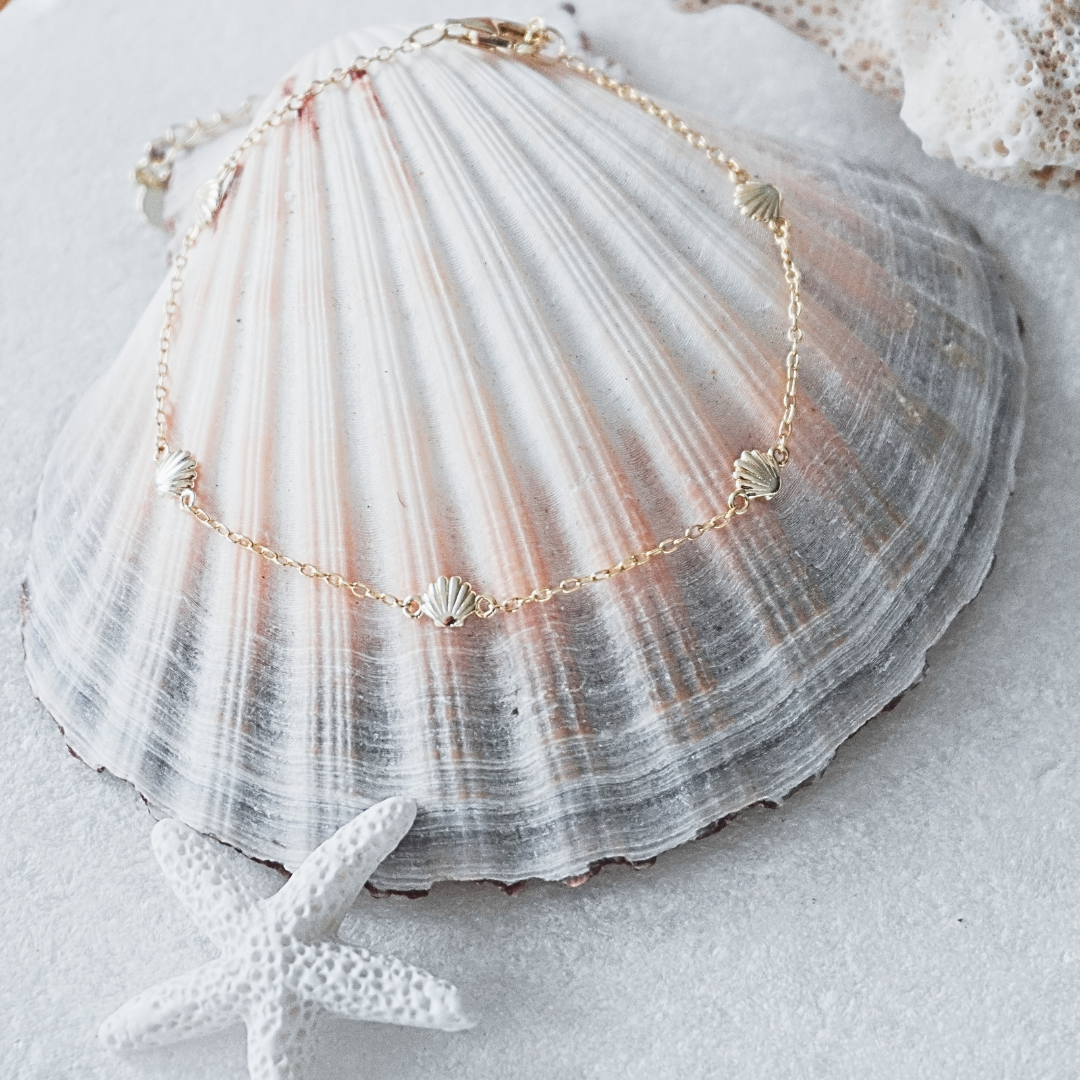 Tia Clamshell Bracelet