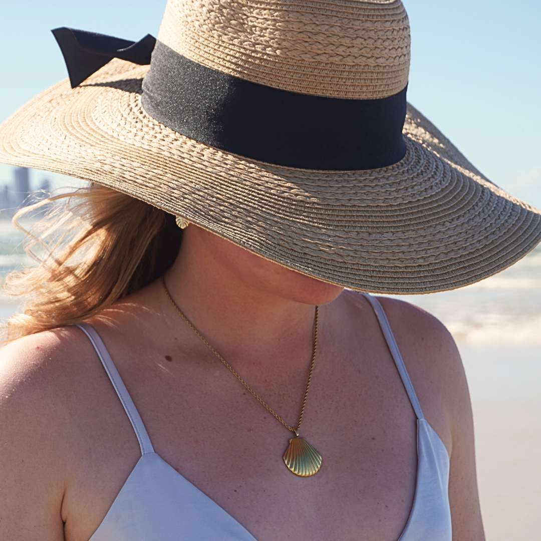 Venus Gold Clamshell Necklace