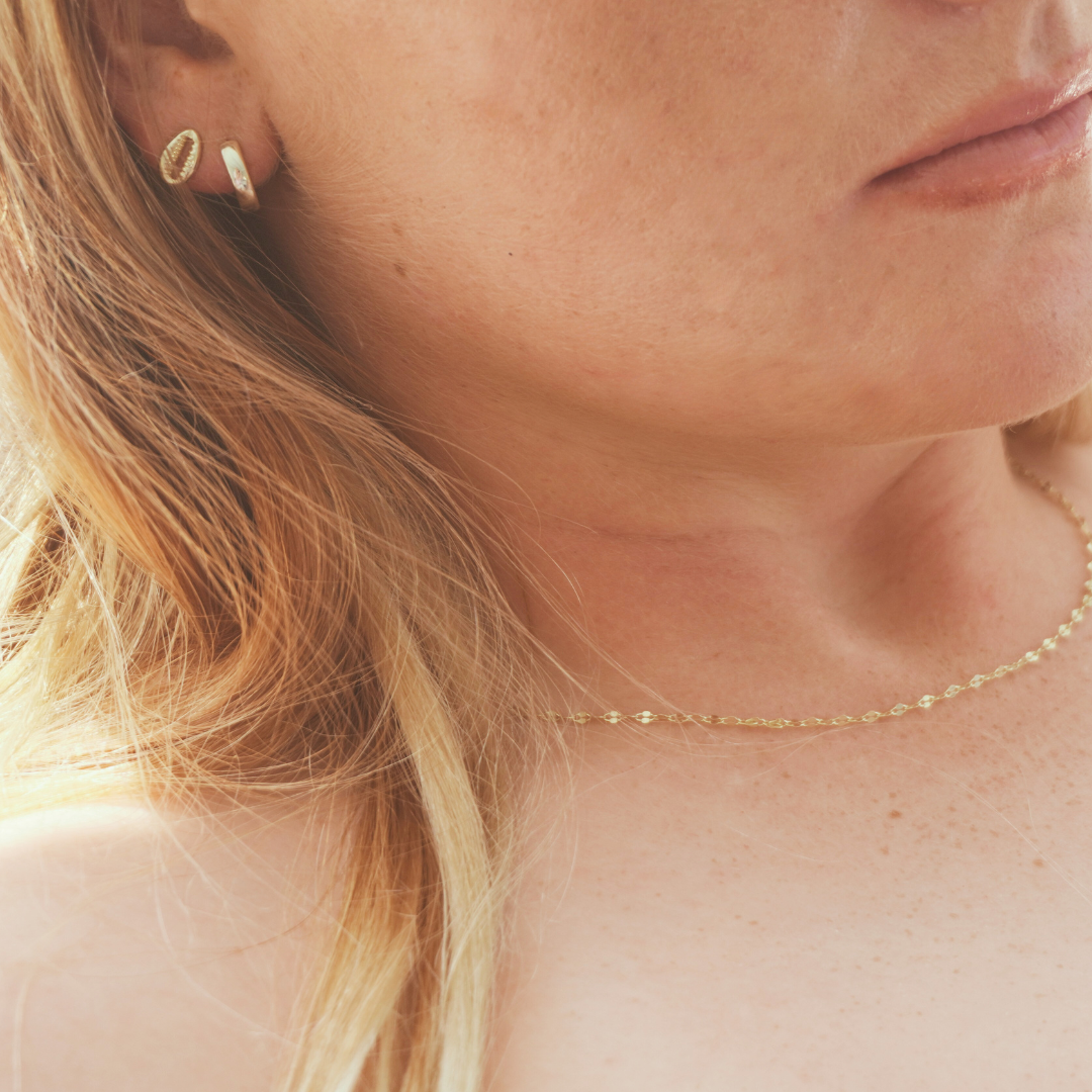 Close up woman wearing waterproof mimi gold sparkle chain- Kailumea