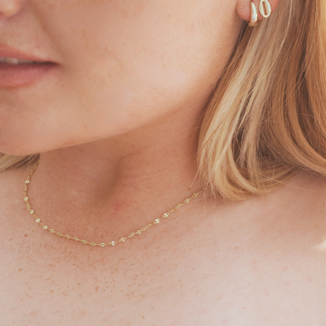 Close up woman wearing waterproof mimi gold sparkle chain- Kailumea