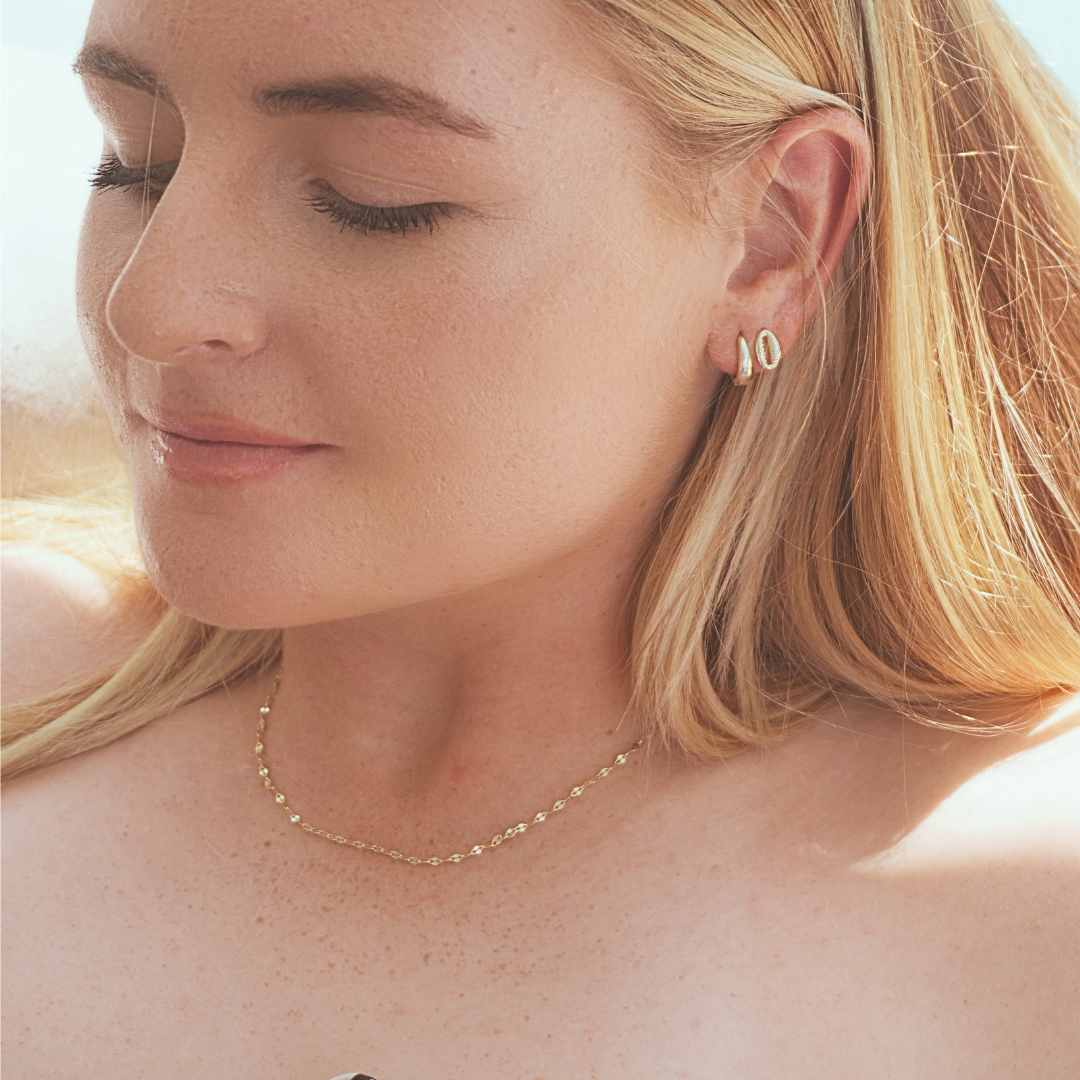 Woman wearing waterproof mimi gold sparkle chain- Kailumea